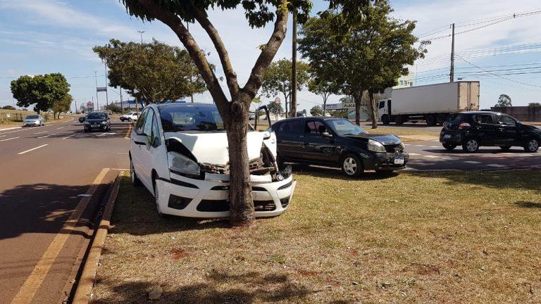 Após colisão traseira, Citroën C4 é jogado contra árvore na Avenida de Cascavel