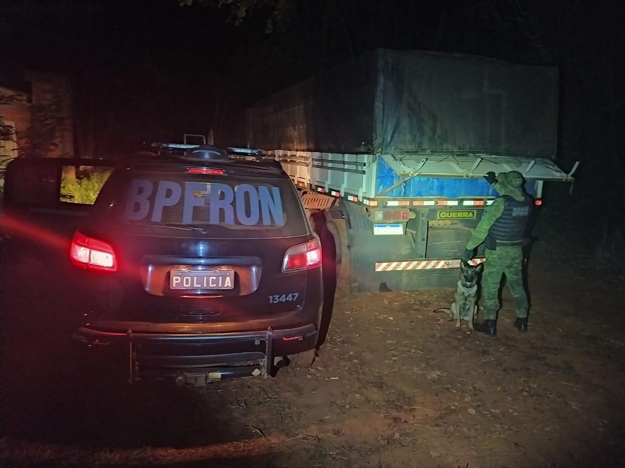 BPFRON apreende carreta carregada com cigarros contrabandeados em Santa Helena