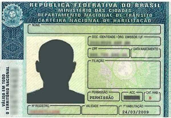Com a nova lei de trânsito em vigor, ainda preciso andar com a CNH?