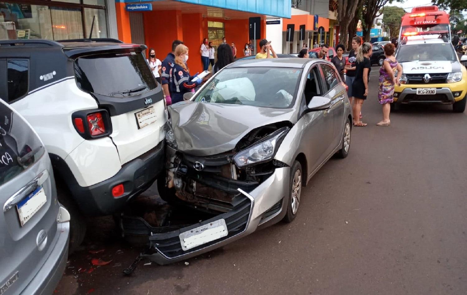 HB20 bate em dois veículos estacionados no centro de Santa Helena