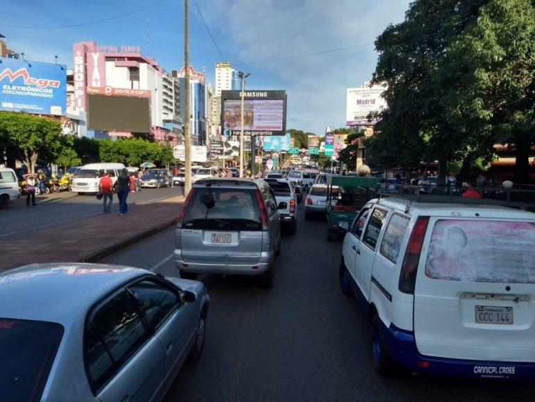 Manifestantes travam trânsito Ponte Internacional da Amizade, na fronteira do Brasil com o Paraguai