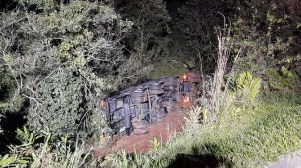 Taxista morre e ônibus explode após acidente na PR 423