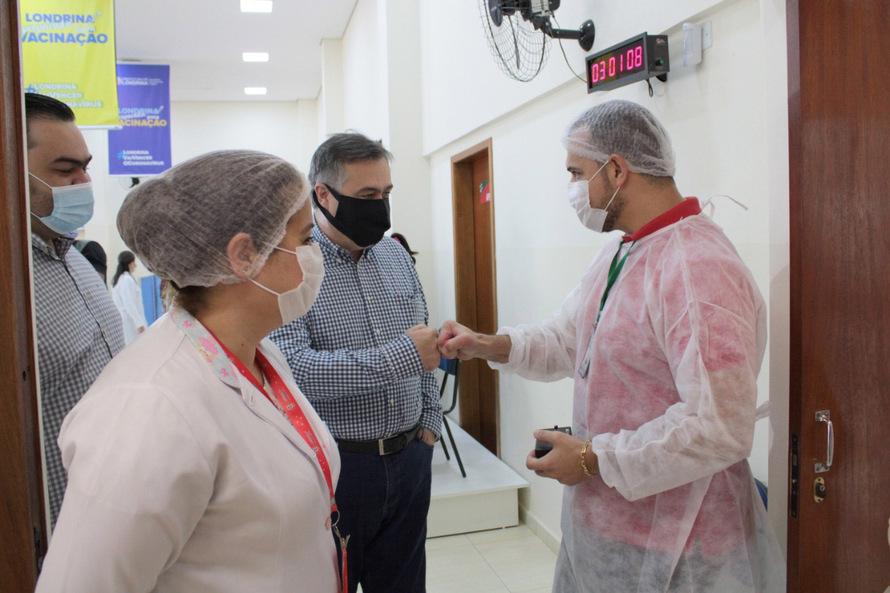 Vacinação e medidas de enfrentamento à pandemia melhoram indicadores no Paraná