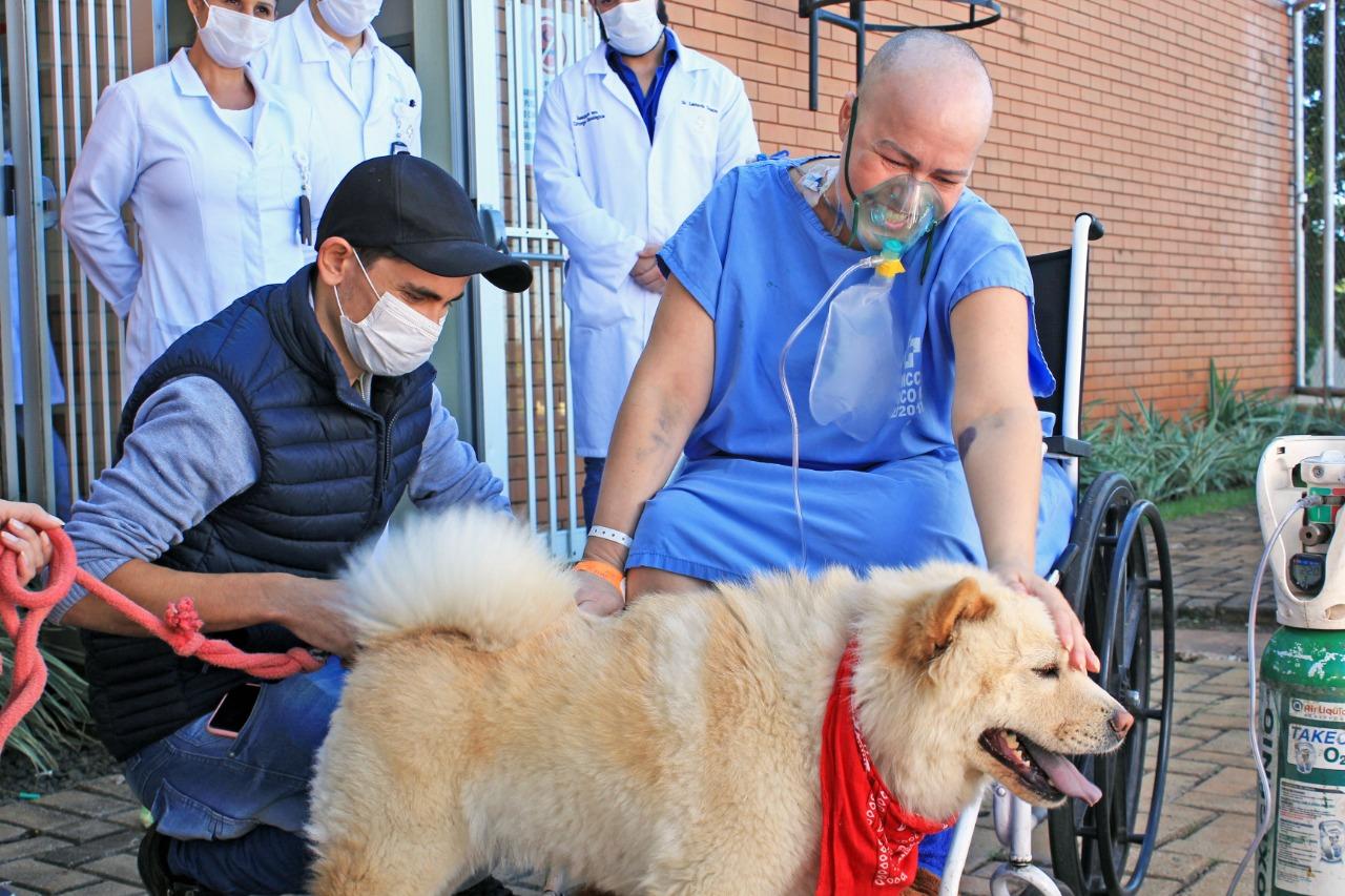Paciente com câncer recebe visita da cachorrinha de estimação no hospital em Foz do Iguaçu