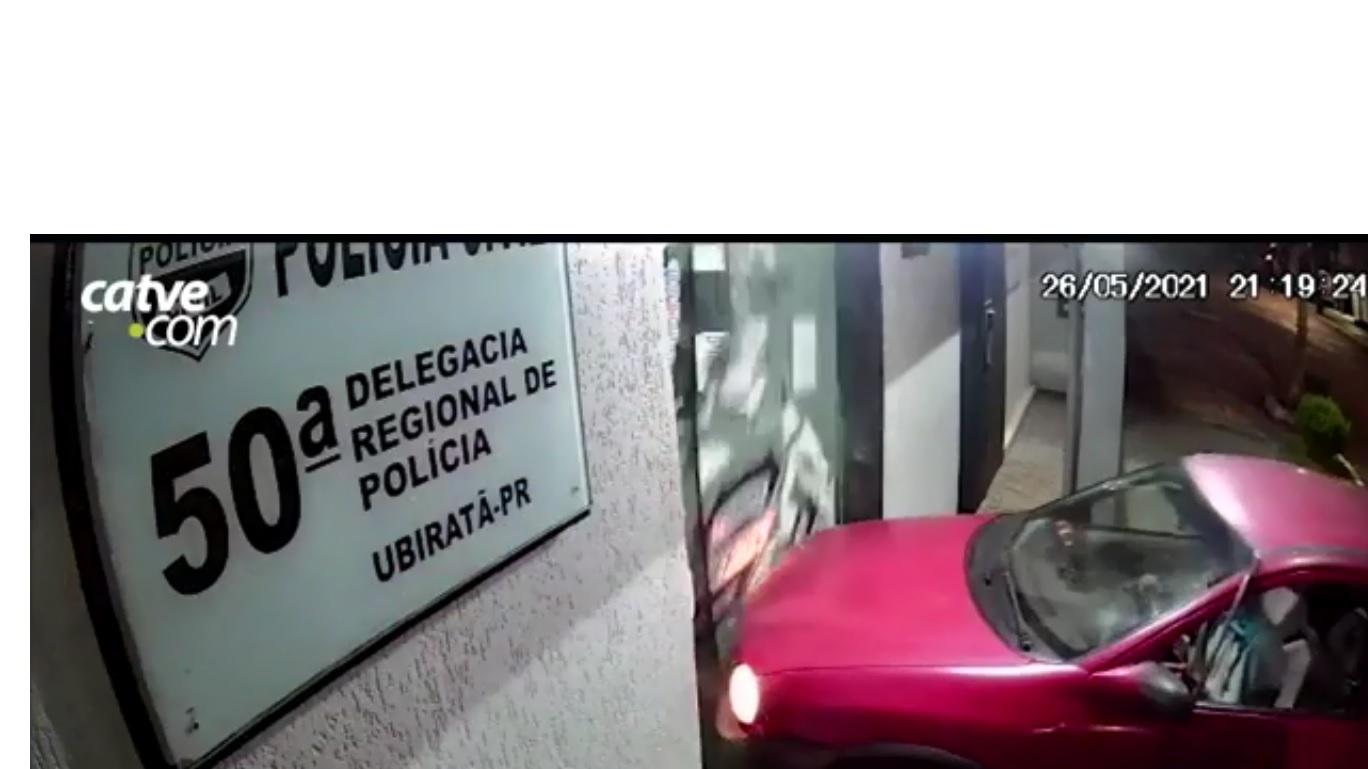 VEJA! Câmera de segurança registra imagens de carro invadindo delegacia
