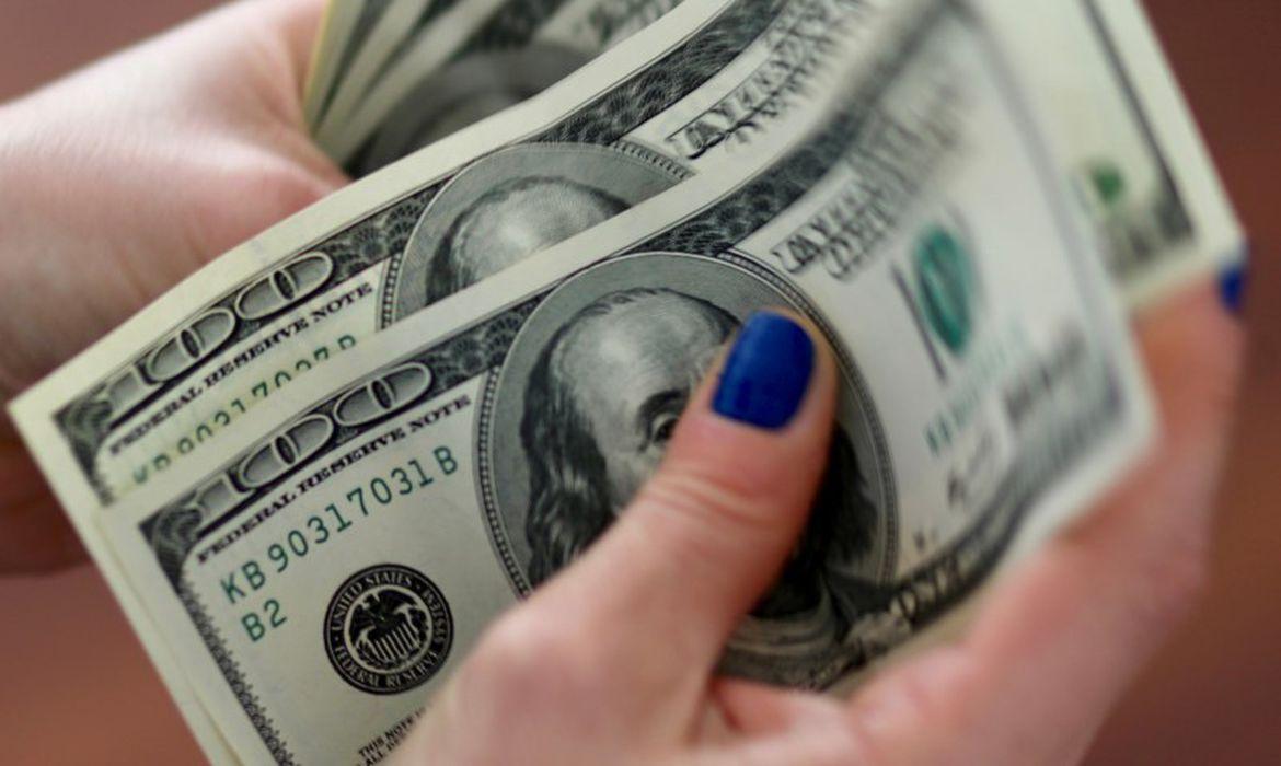 Dólar interrompe sequência de quedas e fecha estável