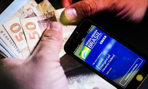 Em 2020, auxílio beneficiou um quarto da população e injetou R$ 13,7 bilhões na economia do Paraná