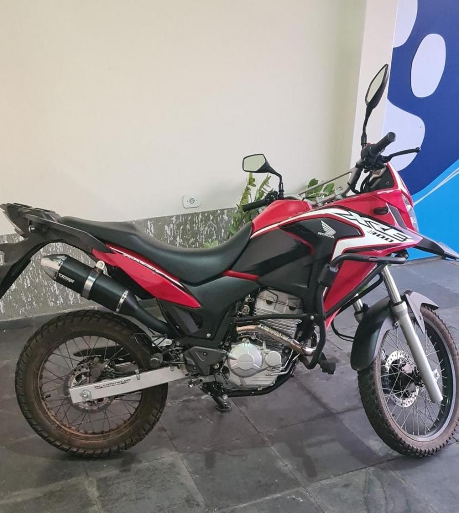 Mulher multada em R$ 195,23 por falta de uso de cinto de segurança na condução de motocicleta questiona: ‘Como assim?'