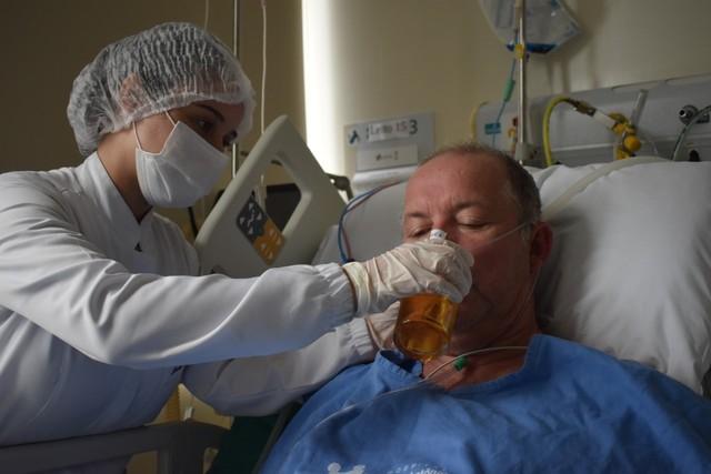 Paciente toma cerveja em hospital de Blumenau após ficar 18 dias internado com Covid em UTI