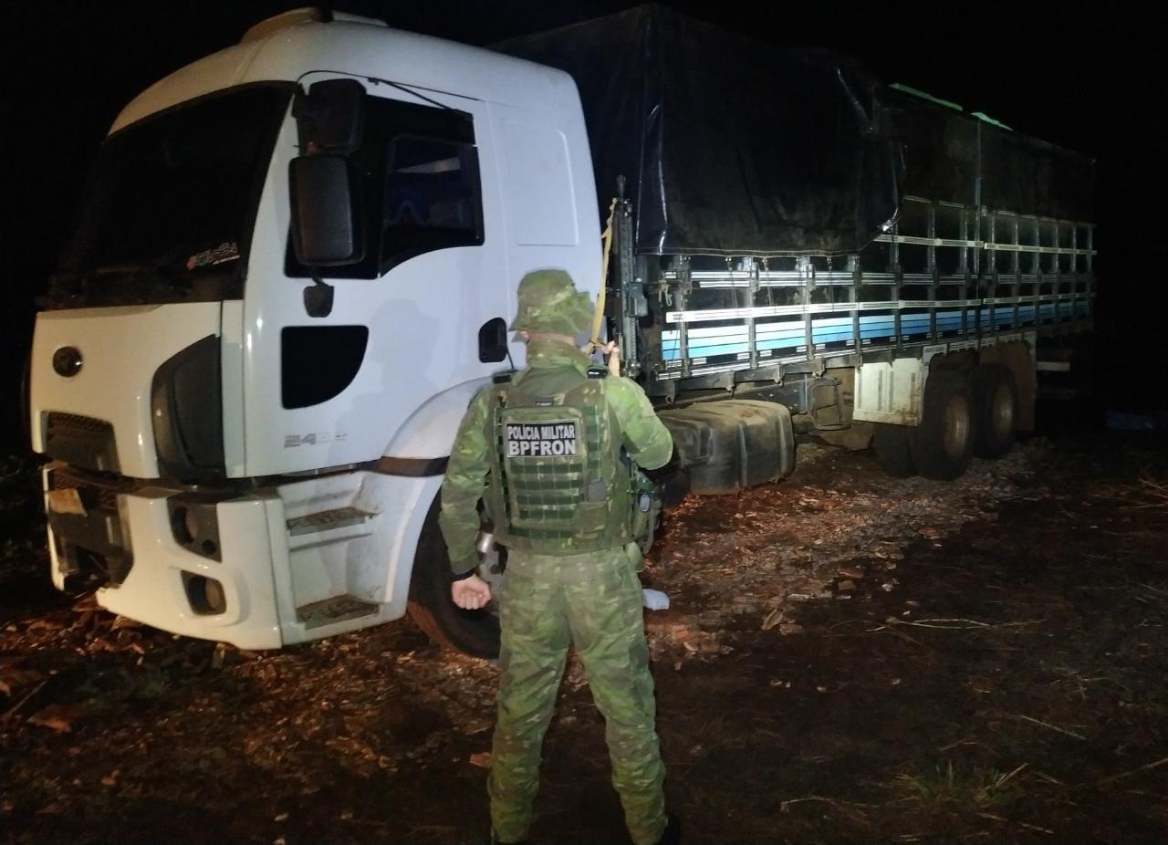 PF, BPFRON e BOPE aprendem 01 caminhão carregado com contrabando em Entre Rios do Oeste