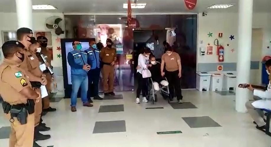 Policial atropelado por motorista bêbado e que teve as pernas amputadas deixa hospital