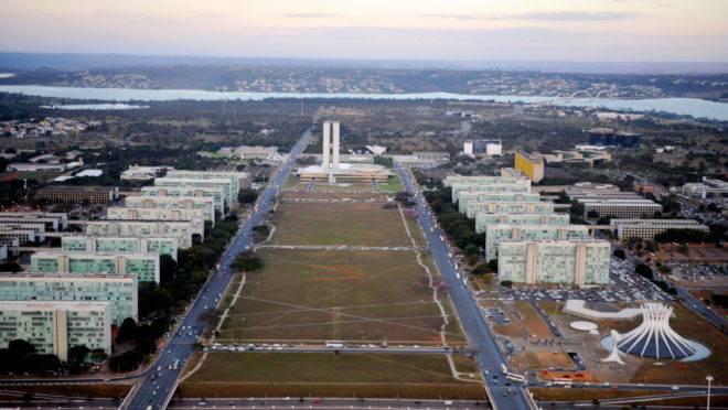 Prévia do Orçamento autoriza governo a dar reajuste a servidores em 2022, ano de eleição
