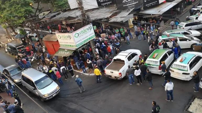 VÍDEO: Assaltantes armados com fuzil roubam cambistas e provocam terror em Ciudad del Este