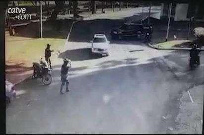 Vídeo mostra confronto entre assaltantes e polícia paraguaia