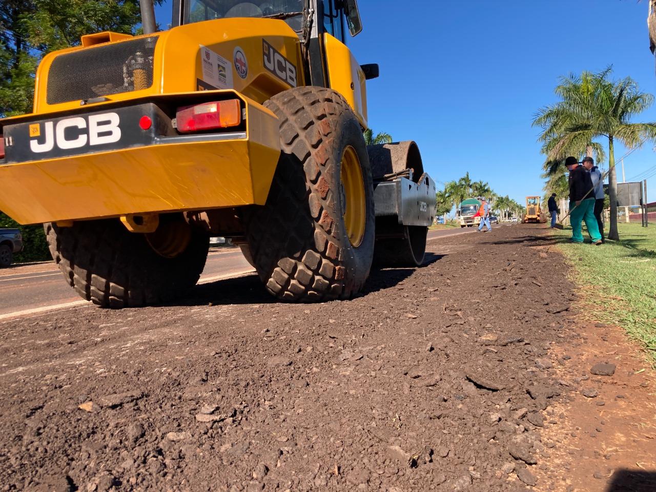 Acostamento no Parque Industrial é melhorado com matéria prima retirada da rodovia