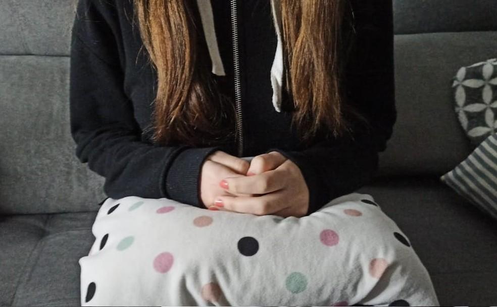 Adolescente que gravou o próprio estupro conta que era abusada enquanto a mãe dormia: 'Sabia quando ia acontecer'