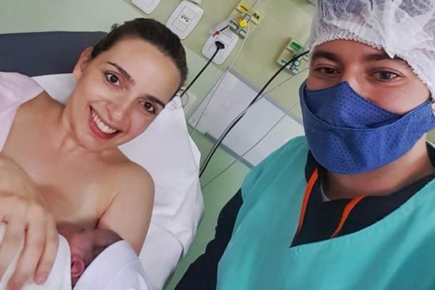 Bebê apressado nasce dentro de carro a caminho da maternidade, na Avenida Paraná