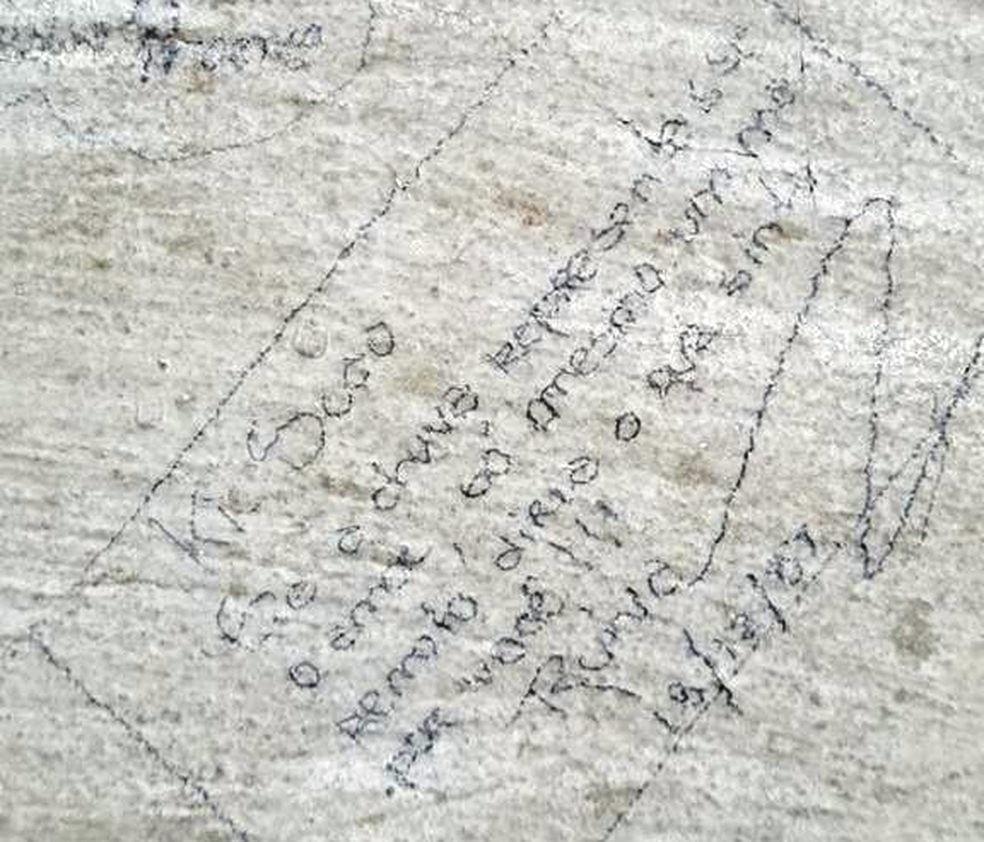 Declaração de amor escrita há 40 anos é descoberta em parede de escola durante obras e causa comoção