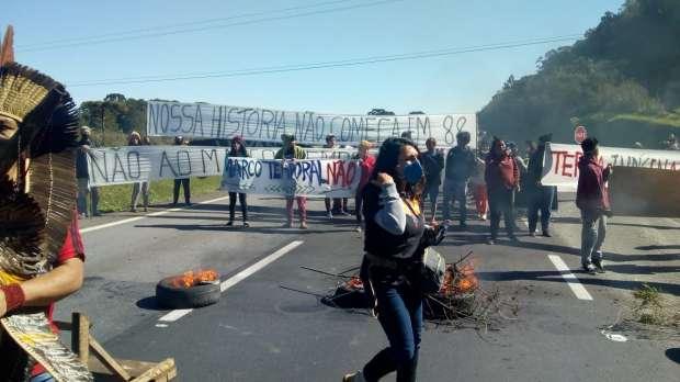 Indígenas fazem mobilização na BR 277 contra o projeto de lei (PL) 490