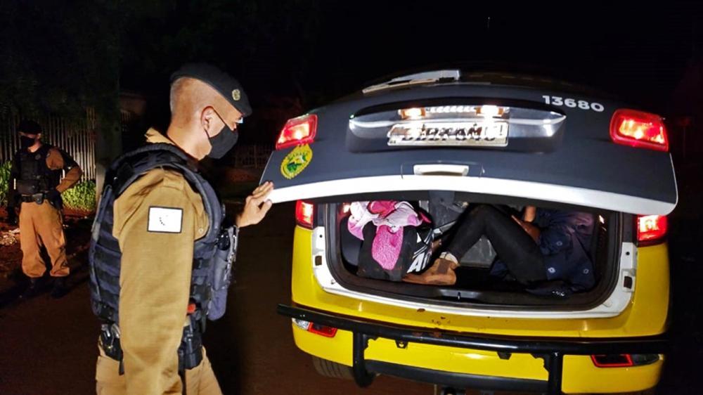 Mulher flagra namorado com travesti e agride homem com a tijoladas