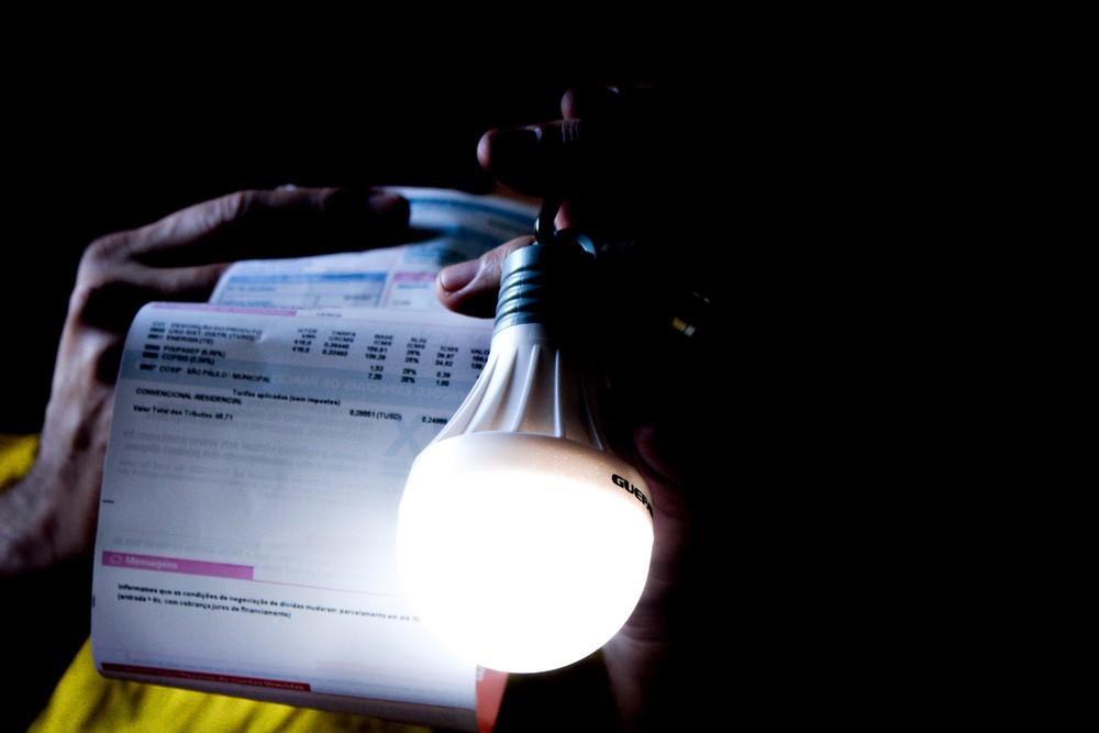 Novo reajuste da bandeira vermelha deve aumentar conta de luz em 5,5% para família com consumo médio