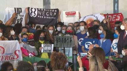 Partidos, entidades e políticos protocolam 'superpedido' de impeachment de Bolsonaro