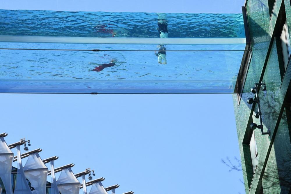Piscina suspensa ligando prédios em Londres gera polêmica por excluir parte dos moradores