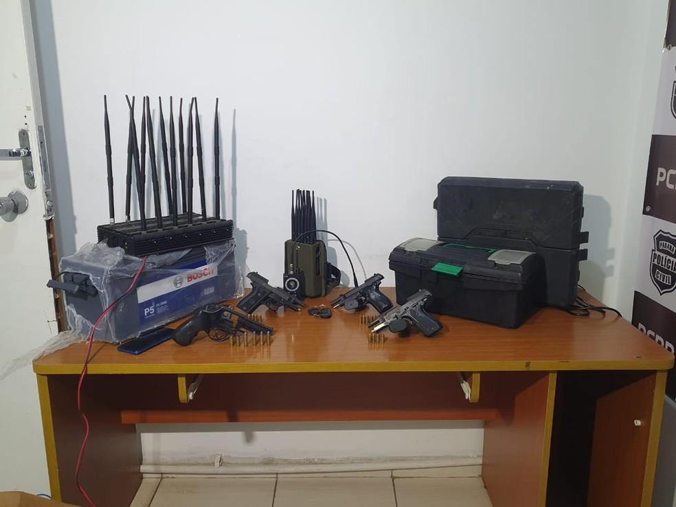 Quatro suspeitos de roubar cargas de caminhões morrem após confronto com a polícia em Quatro Barras