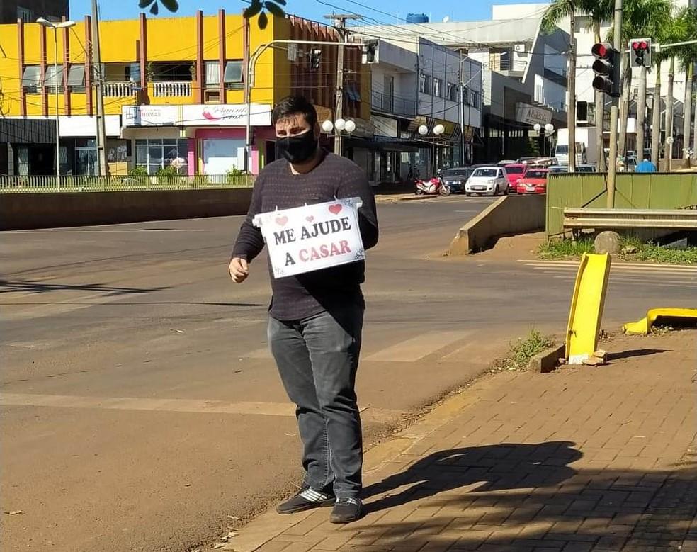 Sem dinheiro para casar, namorado vende doces em semáforo para realizar sonho