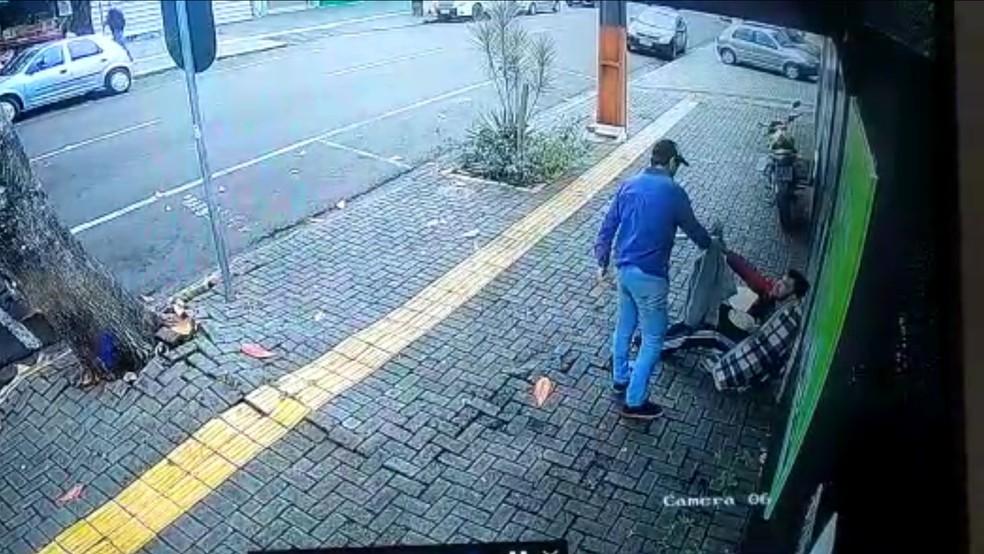 Vendedor de paçoca dá a própria blusa de frio para morador de rua, em Foz do Iguaçu