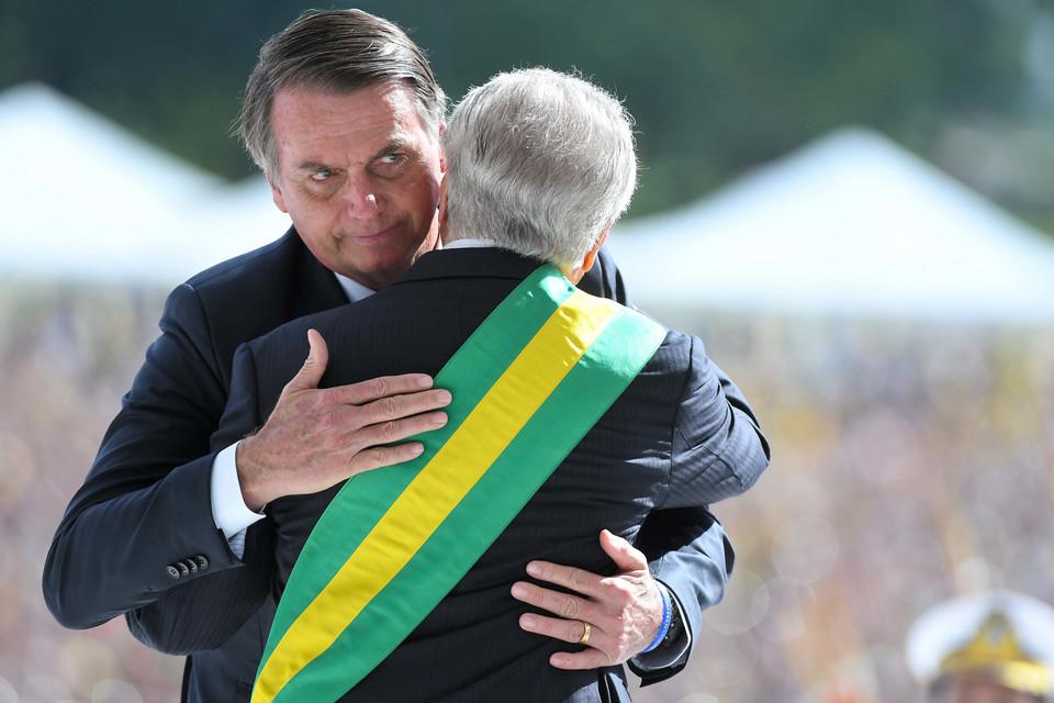 Bolsonaro diz que só “passa faixa presidencial” se voto for impresso