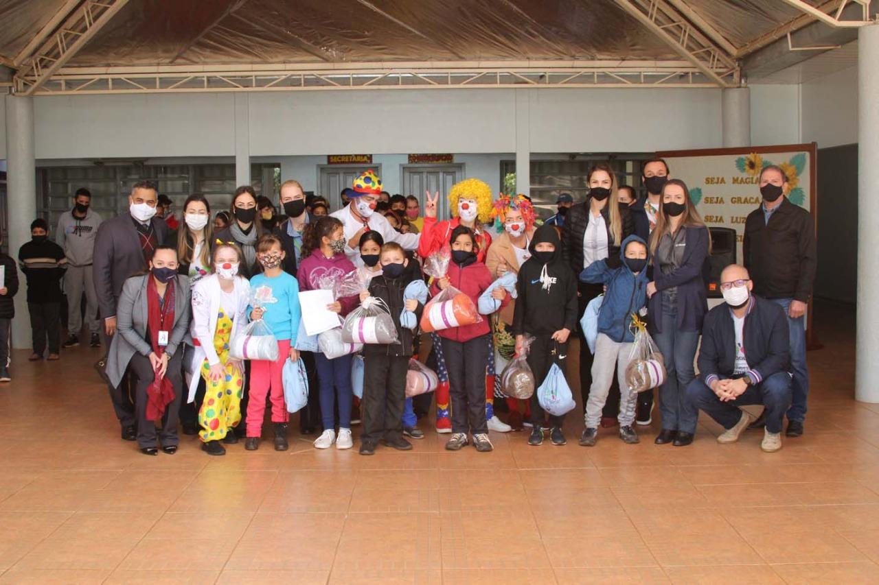 Crianças e adolescentes do Ccica recebem doações de cooperativas locais