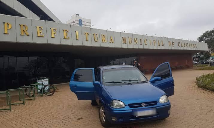 “Enviado por Deus” estaciona carro quase que dentro da Prefeitura de Cascavel para realizar pregação
