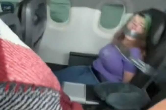 Mulher é amarrada e amordaçada durante voo após tentar abrir a porta do avião