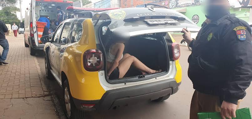 Mulher esquece bebê de três meses e criança de um ano na parte de fora de residência e é detida pela PM