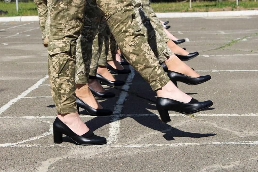 Na Ucrânia, Ministério da Defesa é criticado por forçar mulheres soldados a marchar de salto alto