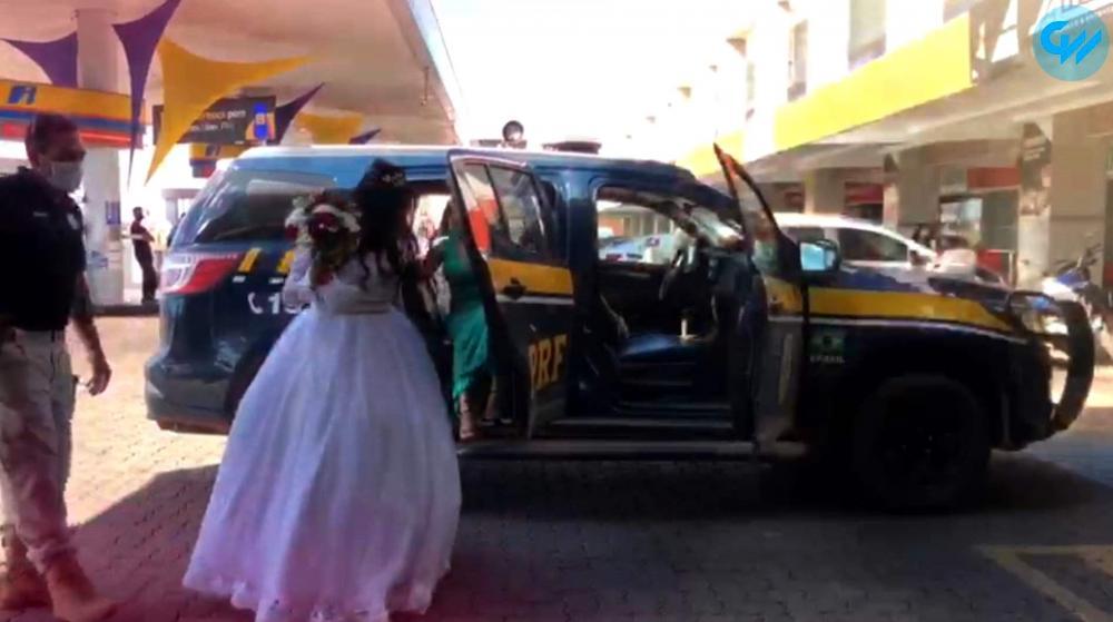 PRF socorre noiva que quase perdeu o próprio casamento por estar com o carro quebrado na BR-020