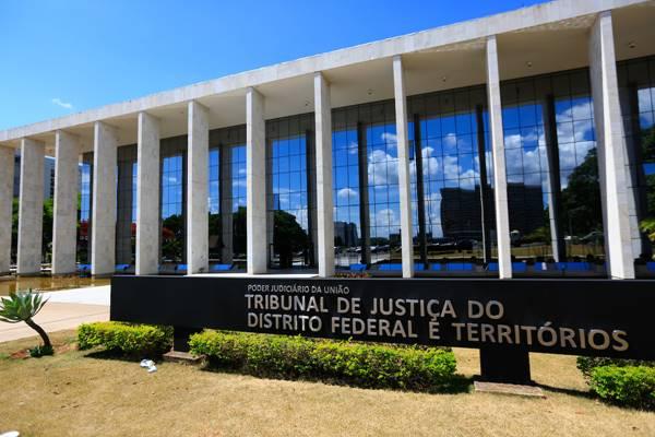 Professora chama aluno de “viado” durante aula e escola é condenada