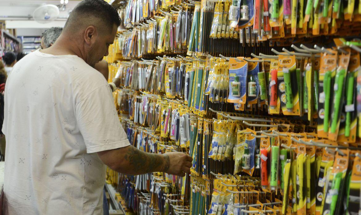Confiança do consumidor recua 0,4 ponto em agosto