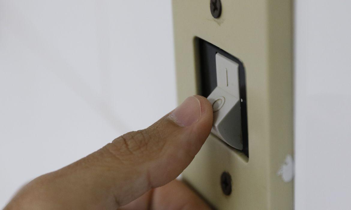 Com conta de luz mais cara, consumidor busca formas de economizar com mudanças de hábitos
