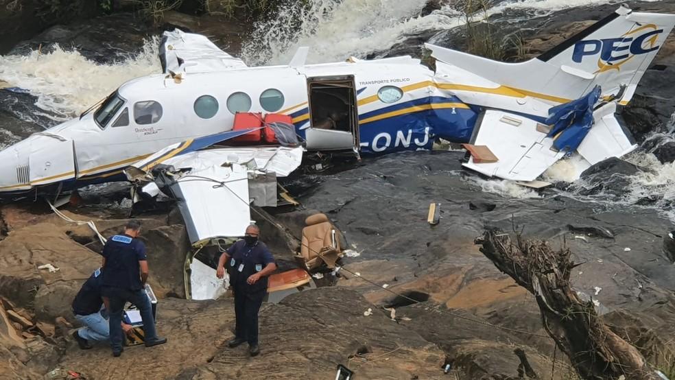 Marília Mendonça e demais o ocupantes de avião morreram de politraumatismo, diz legista