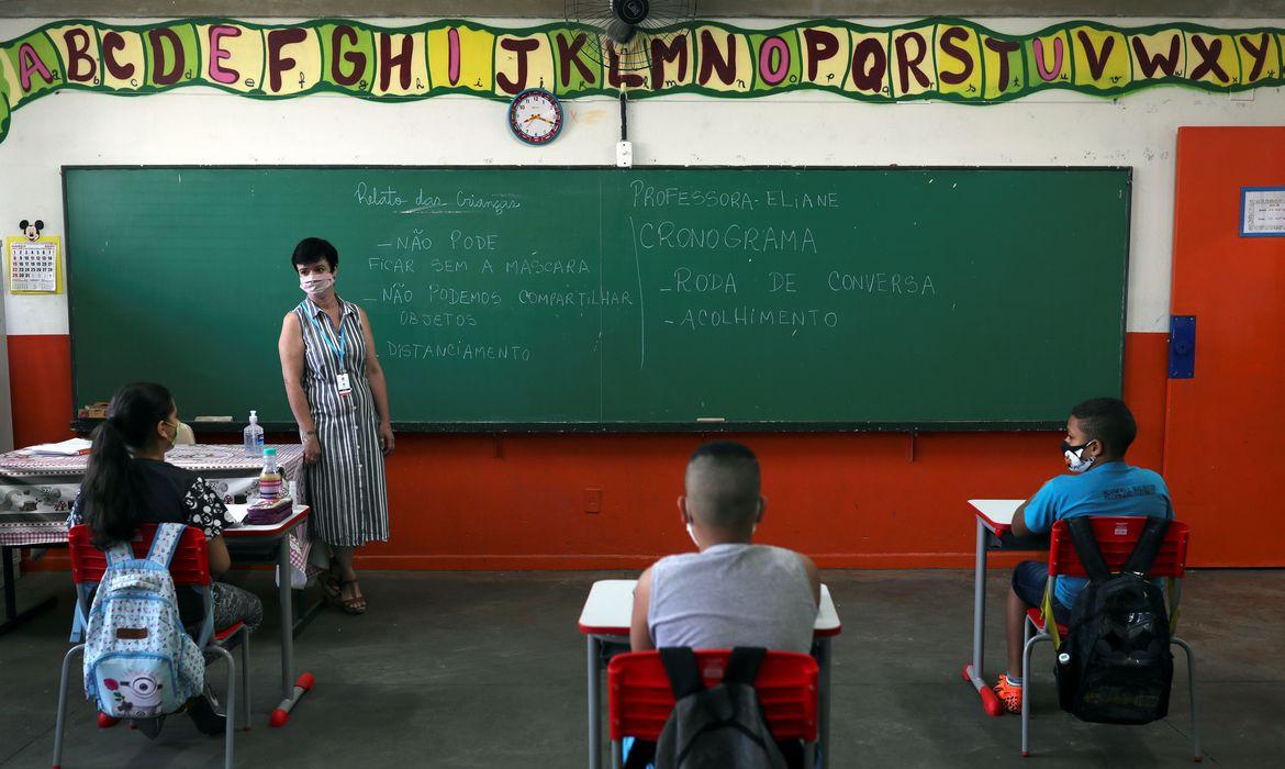 Bolsonaro autoriza reajuste no piso salarial para professores da educação básica