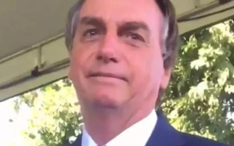 Estudante encara Bolsonaro e após citar trecho bíblico dispara: 'O senhor é uma farsa'