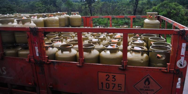 Gasolina sobe 47,49% e gás de botijão, 36,99% em 2021, diz IBGE