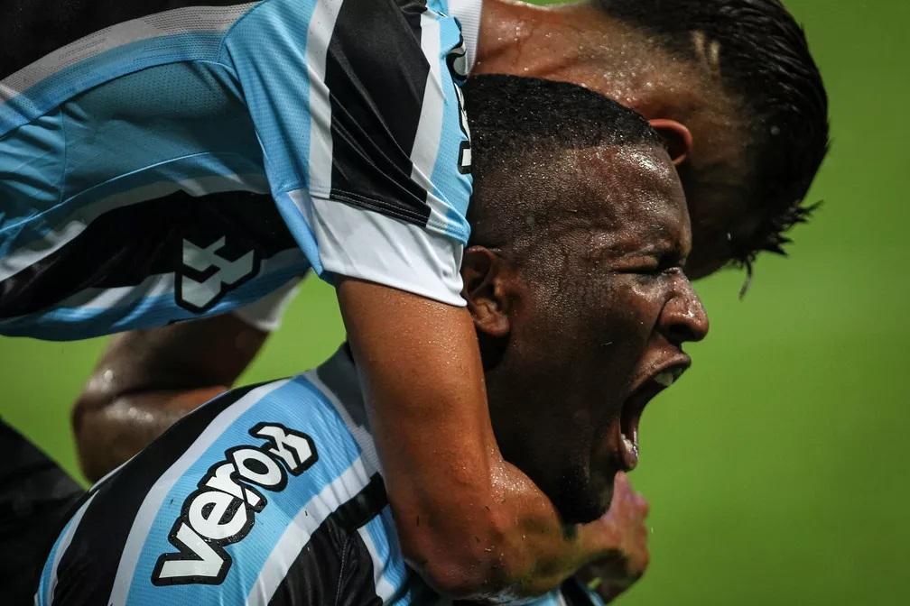 Gols em vitória na estreia do time de transição chancelam status de 