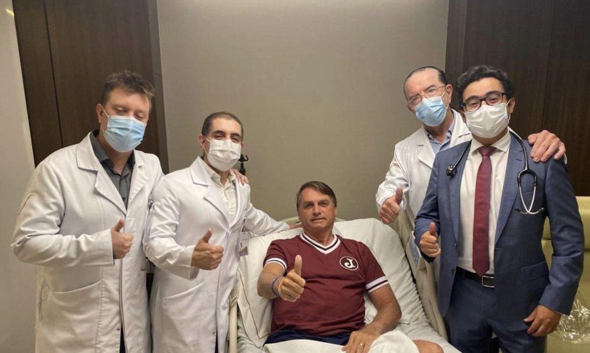 Presidente Bolsonaro recebe alta hospitalar e usa redes sociais para agradecer apoio