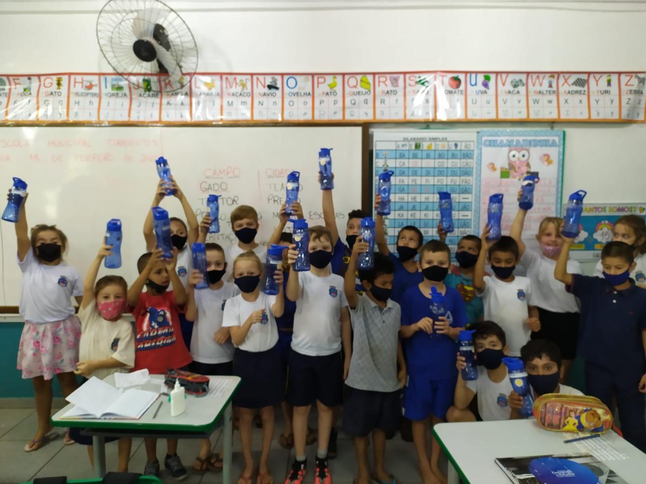 Alunos da Rede Municipal de Ensino de Santa Helena recebem garrafinha de água