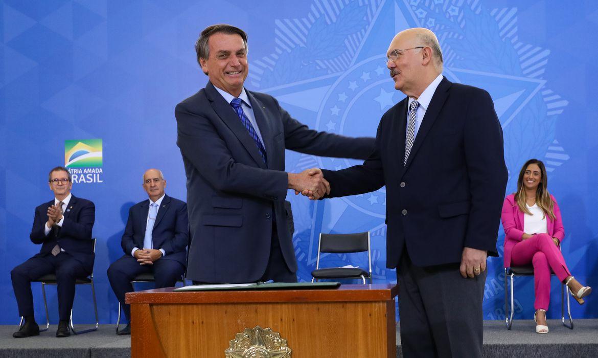 Bolsonaro oficializa reajuste de 33,23% para professores