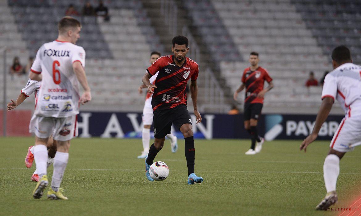 Jogando com equipe principal, Athletico-PR derrota Rio Branco
