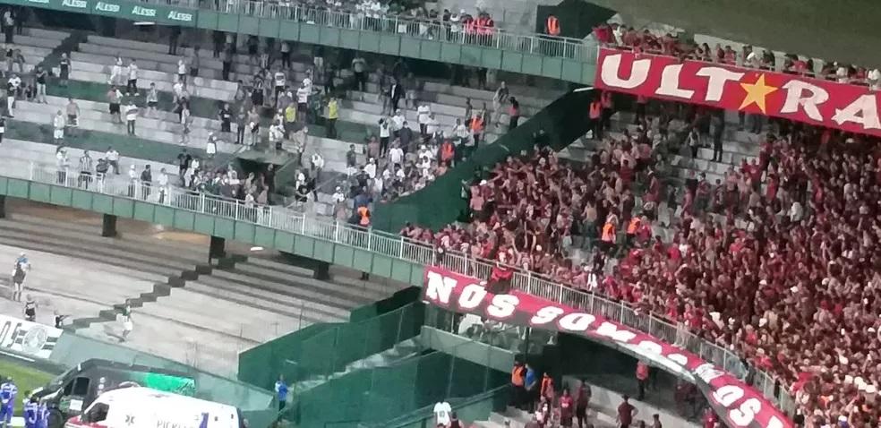 Moeda, bombas e pipoca: súmula relata objetos arremessados e briga em Coritiba x Athletico